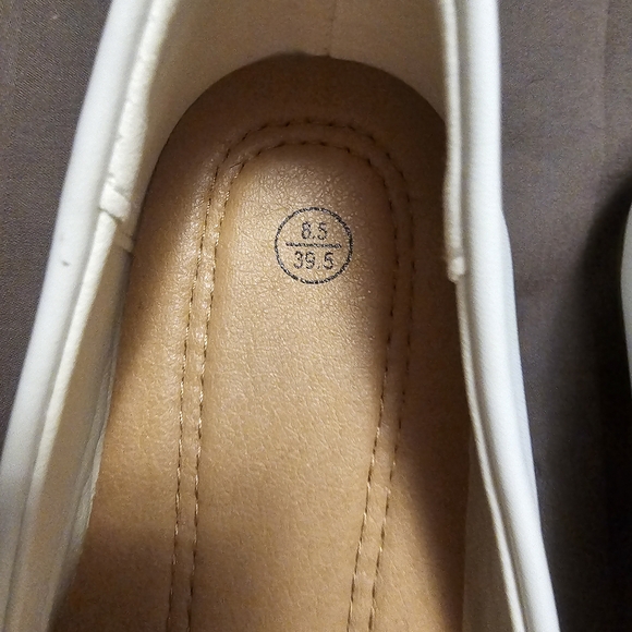 NWOT White Women's Flats - Picture 3 of 3